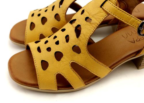 Дамски сандали от естествена кожа в жълто  модел Касиопея.