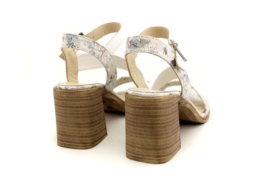 Дамски сандали от естествена кожа във бяло и шарено модел Мелина.