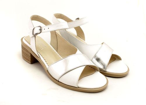 Дамски сандали от естествена кожа в бяло и сребро модел Евридика.