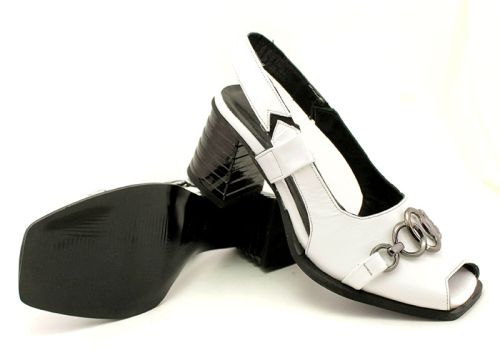 Дамски елегантни сандали от естествен лак в бяло - модел Изолда.