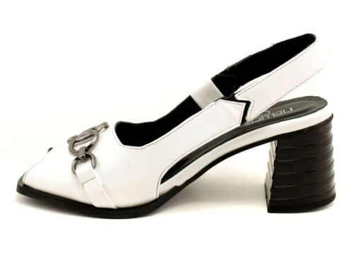 Дамски елегантни сандали от естествен лак в бяло - модел Изолда.