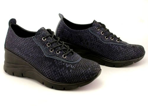 Дамски, ежедневни обувки от естествен набук със змийски принт в тъмно синьо - Модел Мелинда.