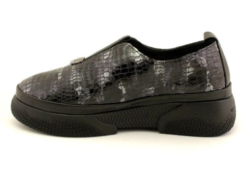 Дамски ежедневни обувки от естествен лак с "кроко" шарка в черно - Модел Клио.