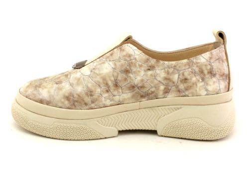 Дамски ежедневни обувки от естествен лак с "кроко" шарка в бежово - Модел Клио.