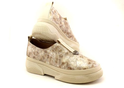 Дамски ежедневни обувки от естествен лак с "кроко" шарка в бежово - Модел Клио.
