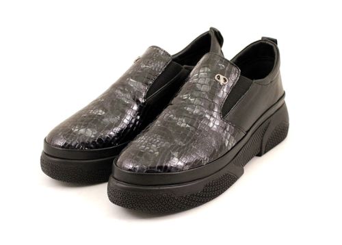 Дамски ежедневни обувки от естествен лак с "кроко" шарка в черно - Модел Лира.