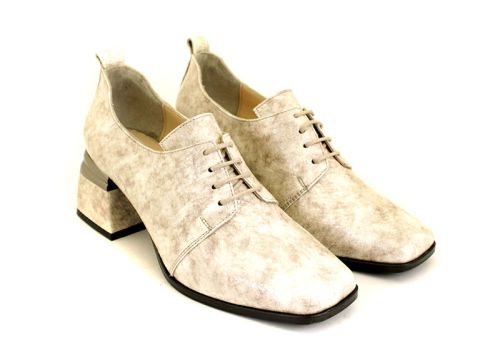 Дамски официални обувки от естествен лак в бежово - Модел Сара.