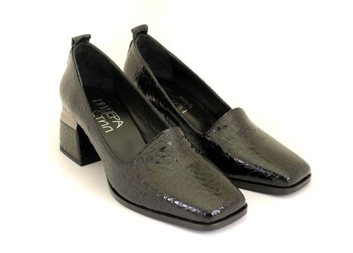 Дамски официални обувки от естествен лак в черно - Модел Лора.