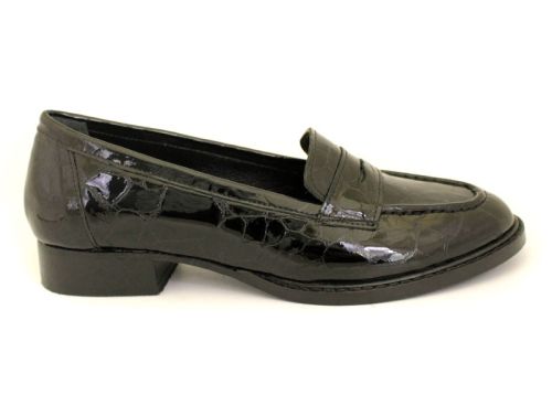 Дамски, ниски обувки от естествен лак в черно - Модел Джоли.