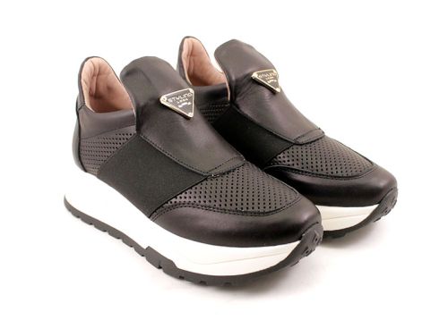 Дамски спортни обувки от естествена кожа в черно - Модел Алгара.