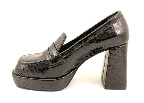 Дамски обувки на висок ток от естествен лак в черно - Модел Миа.