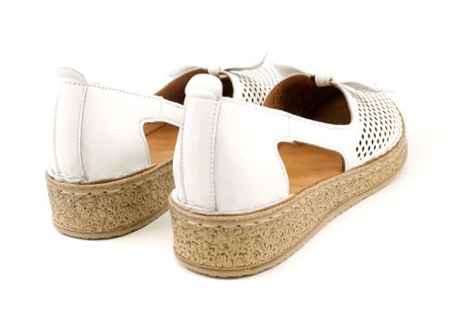 Дамски отворени обувки от естествена кожа в бяло - Модел Ксения.