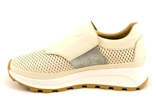Дамски спортни летни обувки от естествена кожа в бежово - Модел Адриана.