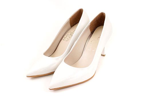 Дамски официални обувки в бяло със седефен ефект - Модел Дамарис.