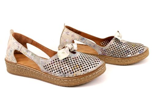 Дамски летни обувки със затворена пета и пръсти в бежов флорал - Модел 7050-1.134.