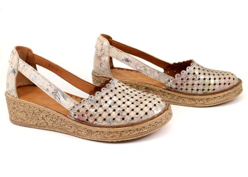 Дамски летни обувки със затворена пета и пръсти в бежов флорал - Модел 6310-1.134.