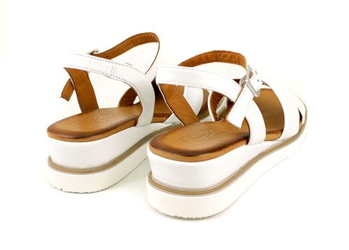Дамски сандали на ниско ходило в бяло- модел Лира