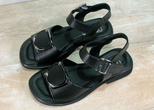 Дамски сандали на нисък ток от естествена кожа в черно - модел Калиопа