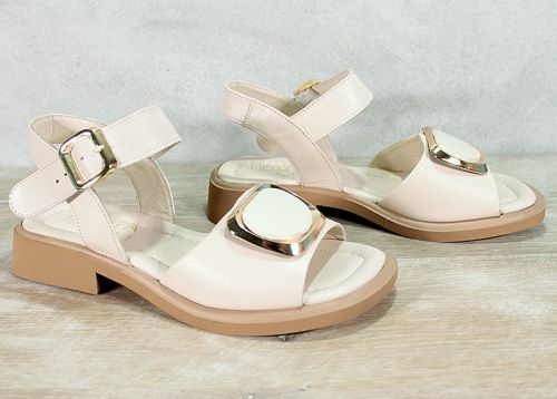 Дамски сандали на нисък ток от естествена кожа в бежово - модел Калиопа