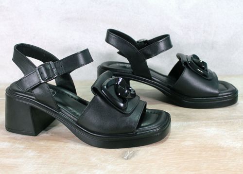 Дамски сандали на нисък ток от естествена кожа в черно - модел 1114chch132