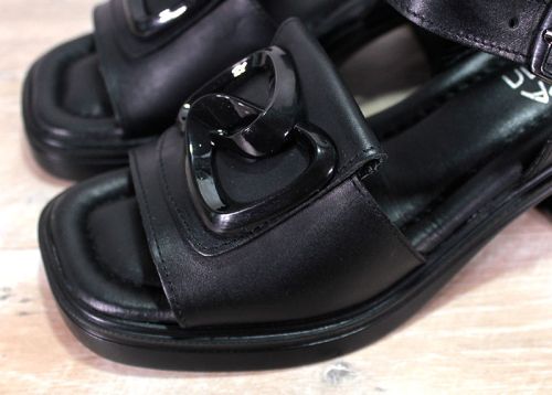 Дамски сандали на нисък ток от естествена кожа в черно - модел Джесика