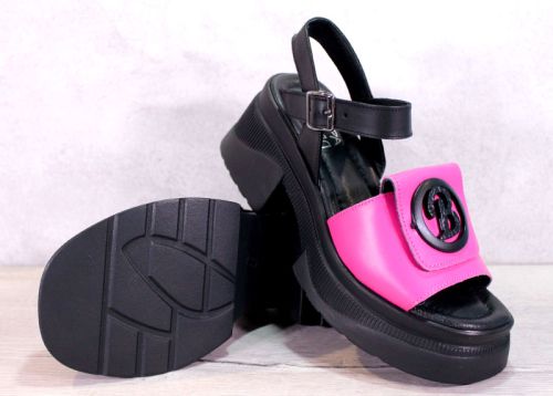 Дамски сандали от естествена кожа в черно и цикламено - модел Камелия.