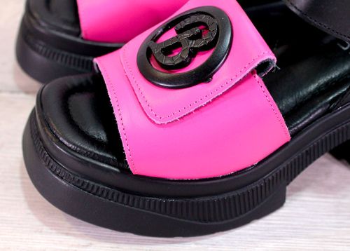 Дамски сандали от естествена кожа в черно и цикламено - модел Камелия.
