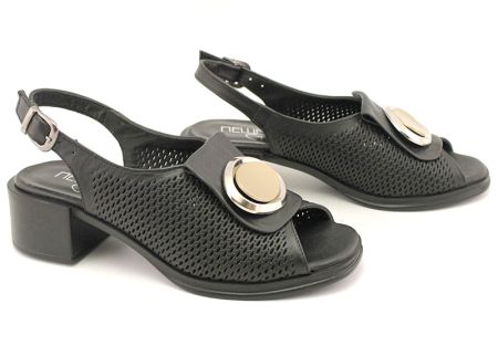 Дамски сандали от естествена кожа в черно на - Модел 6110-01.