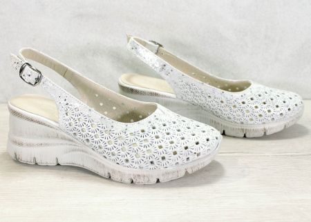 Дамски сандали от естествена кожа затворени отпред в бяло - модел 400.111.30