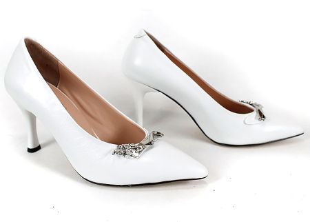 Бели официални обувки с брошка – модел Luxe Éternelle