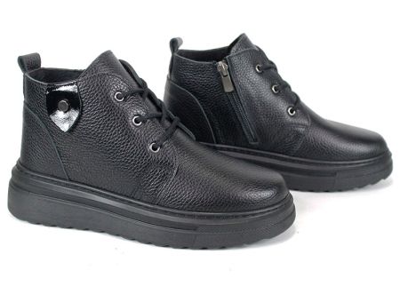 Дамски зимни кларкове от черна кожа с лачен аксесоар - модел Winter Glossy Clarks