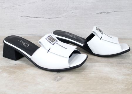 дамски чехли на ток от естествена кожа бели