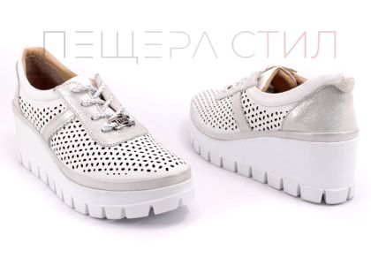Дамски летни обувки с перфорация в бяло 8001 B