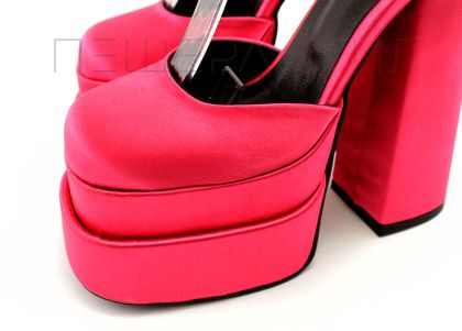 Дамски, високи сандали със затворени пръсти в цикламено - Модел Хризантема