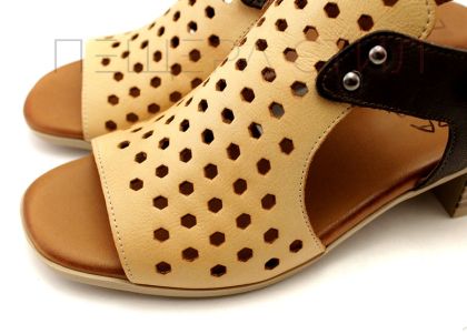 Дамски сандали на нисък ток в бисквитен и тъмно кафяв цвят - Модел Карина.