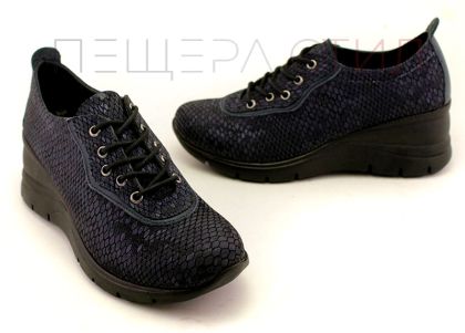 Дамски, ежедневни обувки от естествен набук със змийски принт в тъмно синьо - Модел Мелинда.