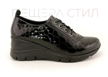 Дамски ежедневни обувки от естествен лак с "кроко" шарка в черно - Модел Сабрина.