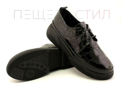 Дамски ежедневни обувки от естествен лак с "кроко" шарка в черно - Модел Астрея.