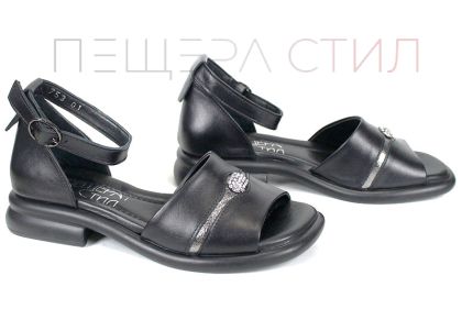 Дамски сандали Bella Nero от естествена кожа с брошка.