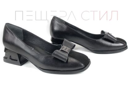 Дамски официални обувки Eleganza Viva Black Edition от естествена кожа и велур с панделка и нисък ефектен ток.