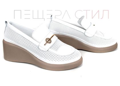 Дамски летни обувки City Aura от естествена бяла кожа с перфорация и клин платформа