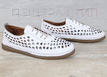Soraya Lune – дамски летни обувки от естествена кожа в бяло с едра перфорация