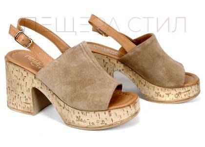 Дамско сабо от естествен велур в пустинно кафяво на платформа с отворени пръсти