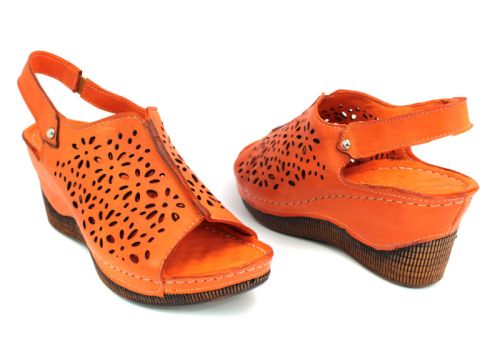 Дамско сандали от естествена кожа с перфорация в оранжево M-126 OR
