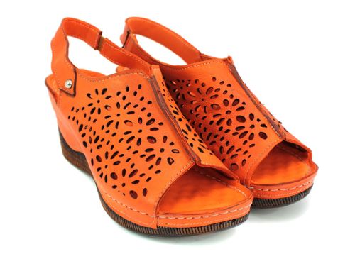 Дамско сандали от естествена кожа с перфорация в оранжево M-126 OR
