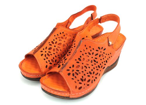 Дамско сандали от естествена кожа с перфорация в оранжево M-126 OR