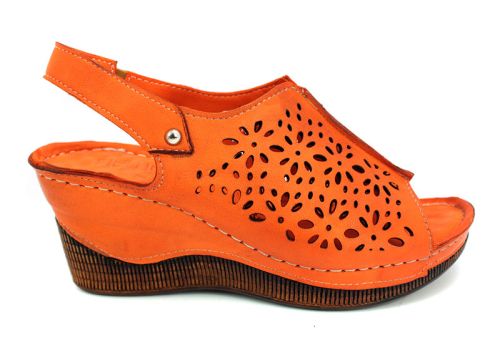 Sandale de damă din piele naturală cu perforare în portocaliu M-126 OR