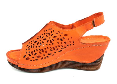 Дамско сандали от естествена кожа с перфорация в оранжево M-126 OR