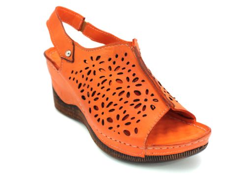 Дамско сандали от естествена кожа с перфорация в оранжево M-126 OR