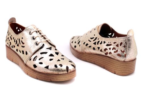 Дамски летни обувки с перфорация в златисто 247-465 ZL